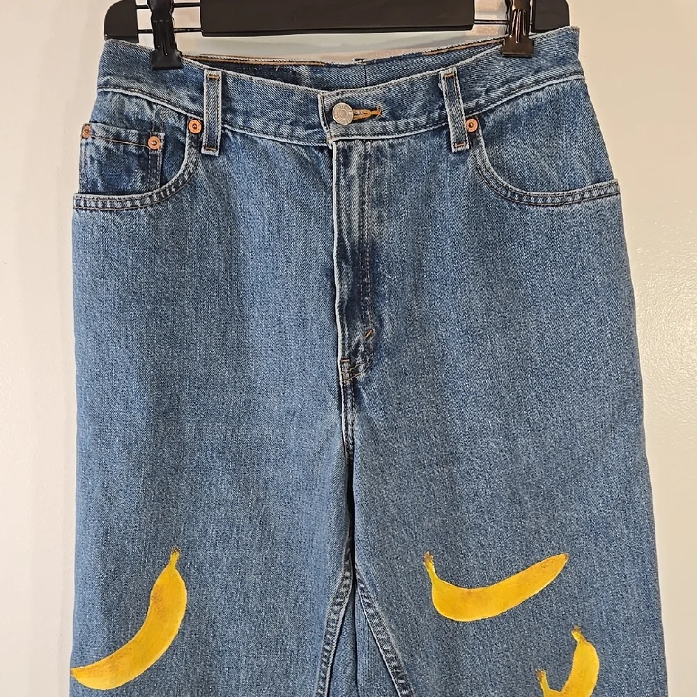 Levi's 550 Relaxed Blue Denim Painted Yellow Banana Design Tapered Leg Jeans - Picture 2 of 15